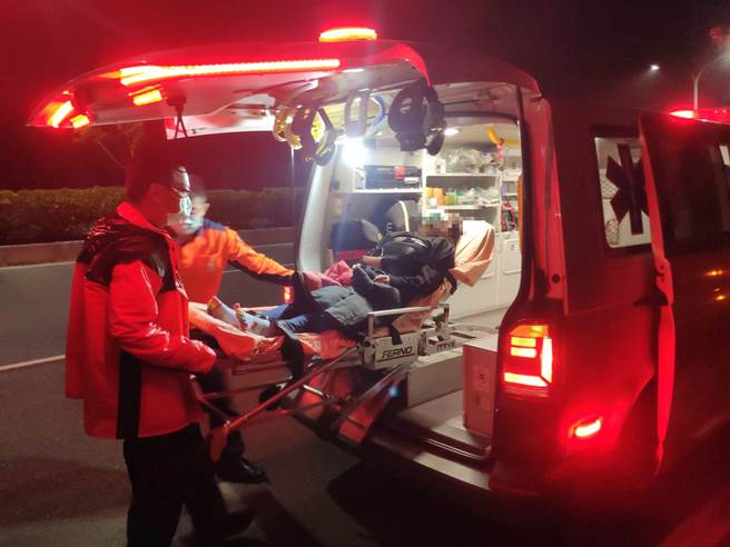 王宏佑寻获黄女后，立即通知救护人员到场将她一同紧急送医急救。（读者提供／刘秀芬台南传真）