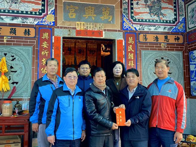 金門陽明萬興宮今天舉辦醮慶，金湖鎮長陳文顧率同主管虔敬祈祝風調雨順，鄉親平安健康。（金湖鎮公所提供）