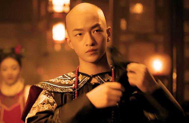 屈楚萧过去演出《如懿传》饰演张钧宁的儿子「永琪」。（图／翻摄自秒拍）