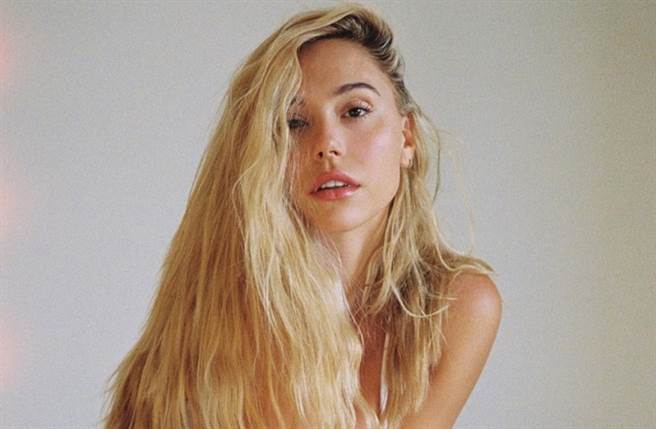 24岁美国女星 Alexis Ren（艾莉西斯蓝）以姣好脸蛋配上175cm高䠷身材走红。（图／IG@alexisren）
