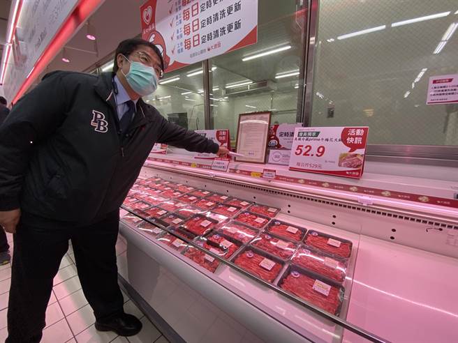 台南市长黄伟哲今早视察卖场肉品销售专区，确认有无明确标示肉品产地。(曹婷婷摄)
