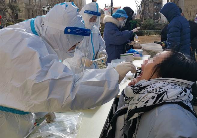 河北省6日新增51例本地確診，發現69例無症狀感染者。石家莊3名官員遭懲處。作為河北本輪本土疫情暴發「中心」，擁有1100萬常住人口的省會城市石家莊一夜之間按下暫停鍵，啟動全員核酸檢測，全力以赴防控疫情（中新社）