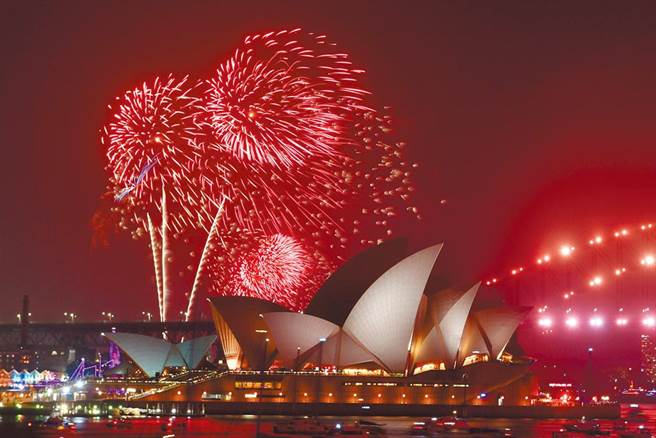 澳洲旅游业恐因失去陆客受重创。图为今年雪梨歌剧院新年烟火秀。(路透资料照片)