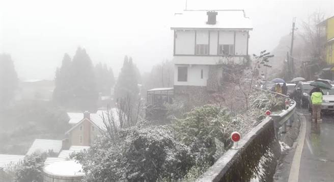 本周寒流再来，公路总局表示，不排除针对大禹岭及合欢山路段预警封路。（图为过去合欢山降雪照，目前未降雪）（民眾提供／黄立杰南投传真）