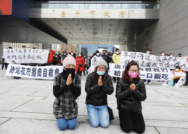 「总站夜市」摊商代表今天上午到台中市政府陈情，摊商哭诉跪求「卢市长救救我们、给我们一口饭吃！」（陈世宗摄）