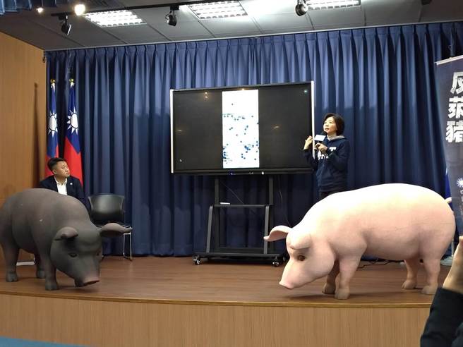 文傳會主委王育敏介紹國民黨數位APP電子地圖，顯示出友善連點署密密麻麻。（黃福其攝）