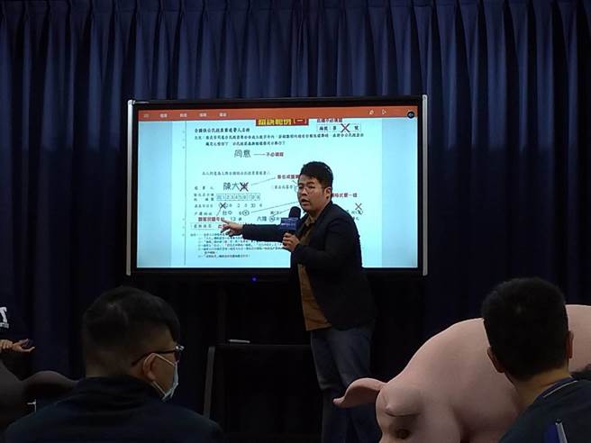 青年部主任陳冠安介紹連署書填寫方式。（黃福其攝）