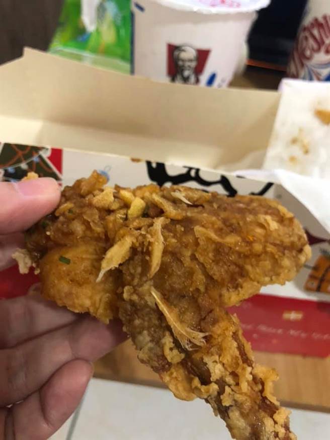 肯德基的炸鸡插满小羽毛，让网友看了直反胃，针对此事业者也发声明表示，应是单店问题，将会加强餐厅管理。（图／翻摄自爆怨2公社）