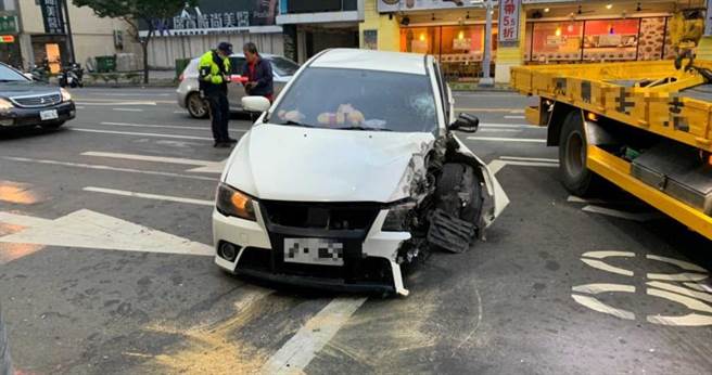 高雄發生一起車禍意外，白色轎車不明原因逆撞路燈桿，導致車頭全毀，駕駛全身挫傷，意識不清送醫救治。（圖／翻攝畫面）