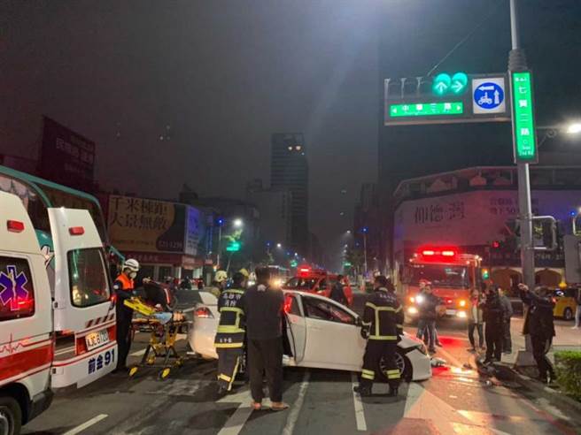 這起自撞車禍，導致轎車全毀，警方對駕駛抽血化驗酒測值為0，車禍發生原因還要再釐清。（圖／翻攝畫面）