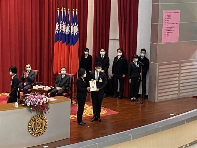 调查局调查班57期结业，总统蔡英文颁发结业证书。（张孝义摄）