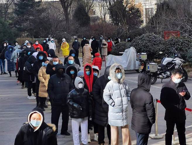 石家莊市民這兩天在寒流來襲、零下十幾度的酷寒天氣中排隊進行核酸檢測。（鳳凰網）