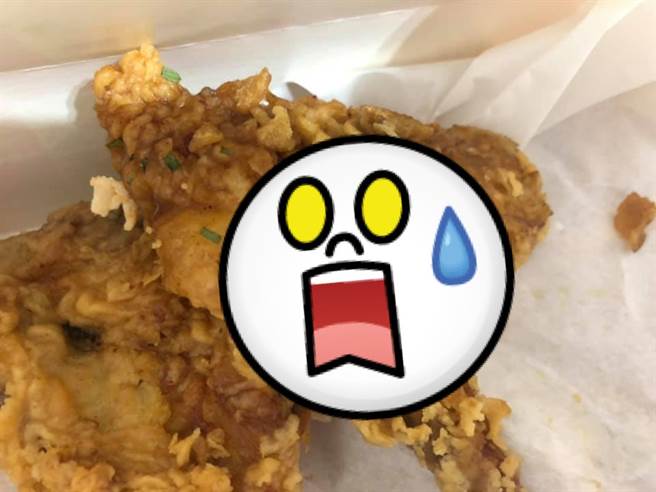 肯德基炸鸡上插满新鲜小羽毛，网一看崩溃反胃。（图／翻摄自爆怨2公社）