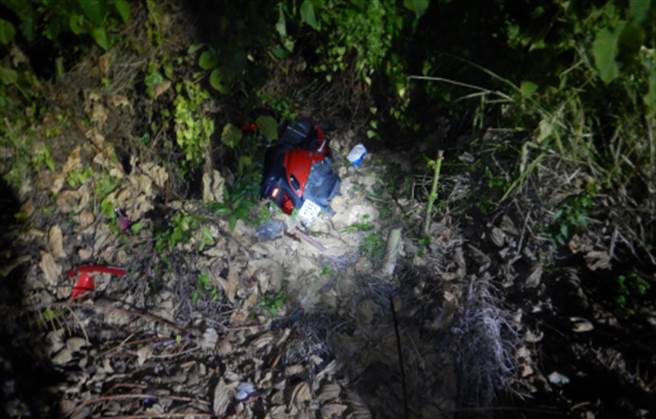 外送员深夜搏命赶单，过弯撞电线杆人喷飞不治死亡。（彰化县警局提供／吴敏菁彰化传真）