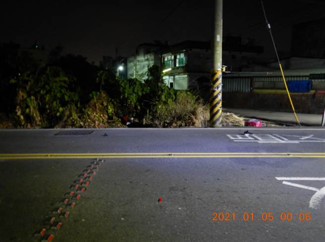 外送员深夜搏命赶单，过弯撞电线杆人喷飞不治死亡。（彰化县警局提供／吴敏菁彰化传真）