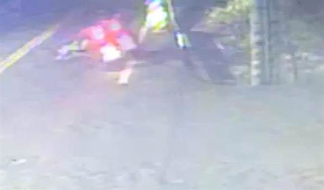 外送员深夜搏命赶单，过弯撞电线杆人喷飞不治死亡。（彰化县警局提供／吴敏菁彰化传真）