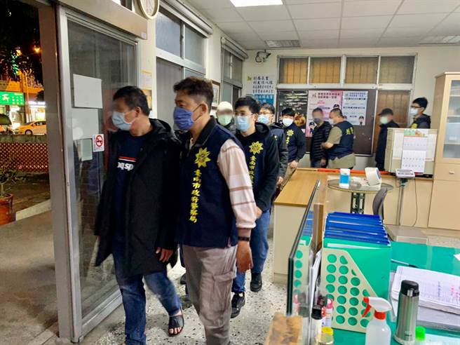 台南市刑大传唤王嫌在内等7名嫌犯，针对去年平安夜在法院外滋事案件，依照妨害秩序罪嫌移送台南地检署。（读者提供／程炳璋台南传真）