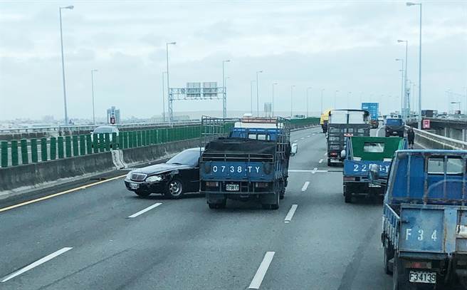 國道3號3車大追撞轎車被衝到180度倒轉。（彰化踢爆網提供／吳敏菁彰化傳真）