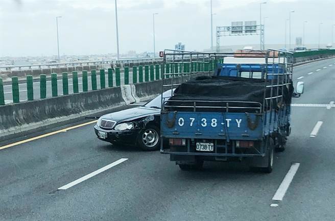 國道3號3車大追撞轎車被衝到180度倒轉。（彰化踢爆網提供／吳敏菁彰化傳真）