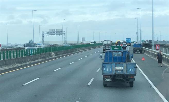 國道3號3車大追撞轎車被衝到180度倒轉。（彰化踢爆網提供／吳敏菁彰化傳真）