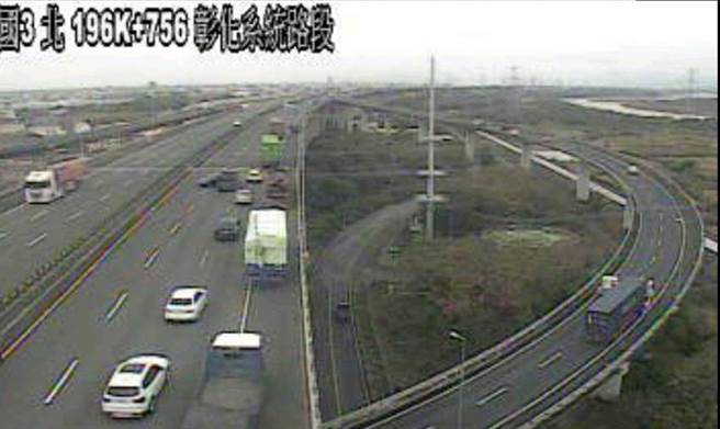 國道3號3車大追撞轎車被衝到180度倒轉。（彰化踢爆網提供／吳敏菁彰化傳真）