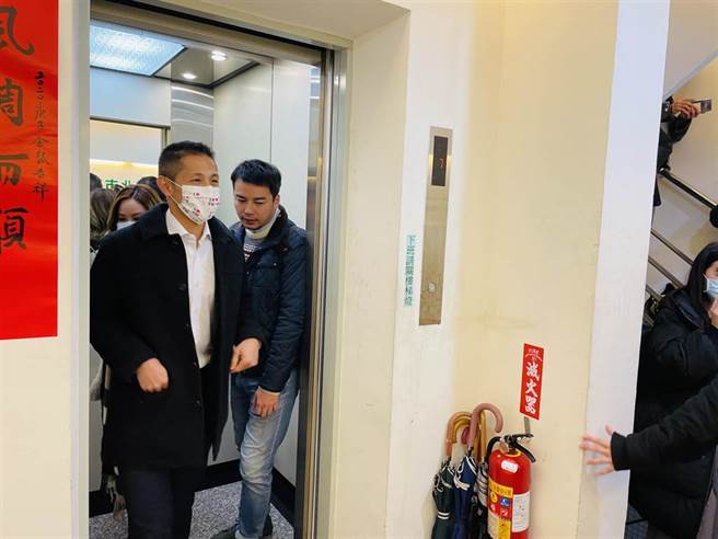 吴怡农登记参选民进党北市党部主委 未否认与小英总统私谈。（吴康玮摄）