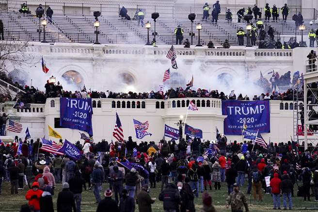 A large number of Trump fans gathered on the afternoon of the 6th to demonstrate in front of the American Club building, eventually breaking into the building.  (Photo / Associated press)