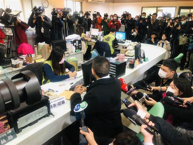 吴怡农登记参选民进党北市党部主委 未否认与小英总统私谈。（吴康玮摄）