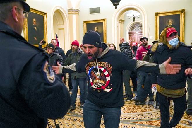 A large number of Trump fans gathered outside the US Congress building to demonstrate on the afternoon of the 6th and finally ran into the building, and Chuan fans also stormed the Senate.  (Photo / Associated press)