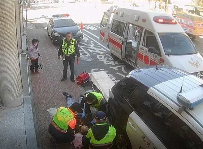 駕駛趴方向盤休克，彰化交警神查從鬼門關搶回一命。（彰化縣警察局提供／吳敏菁彰化傳真）