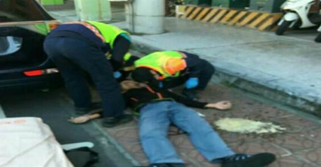 駕駛趴方向盤休克，彰化交警神查從鬼門關搶回一命。（彰化縣警察局提供／吳敏菁彰化傳真）