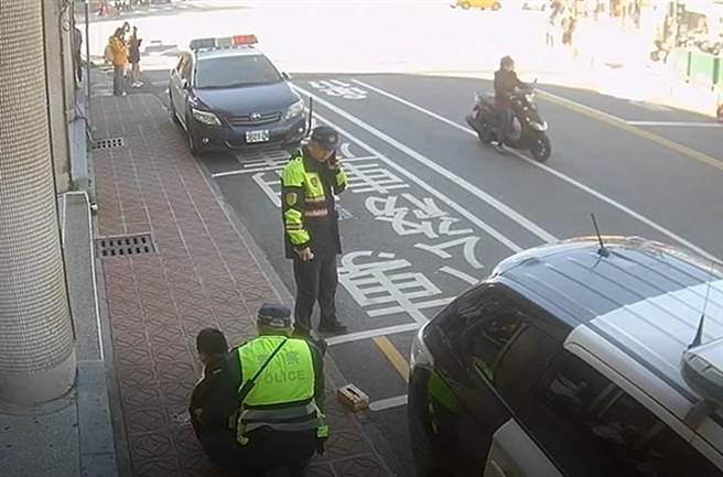 駕駛趴方向盤休克，彰化交警神查從鬼門關搶回一命。（彰化縣警察局提供／吳敏菁彰化傳真）