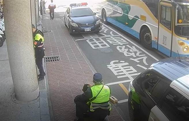 駕駛趴方向盤休克，彰化交警神查從鬼門關搶回一命。（彰化縣警察局提供／吳敏菁彰化傳真）