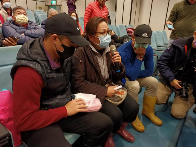 蘇澳籍漁船「永裕興18號」失聯李姓船長的妻兒7日出面哭訴政府對於搜救行動遲遲沒有作為。（胡健森攝）