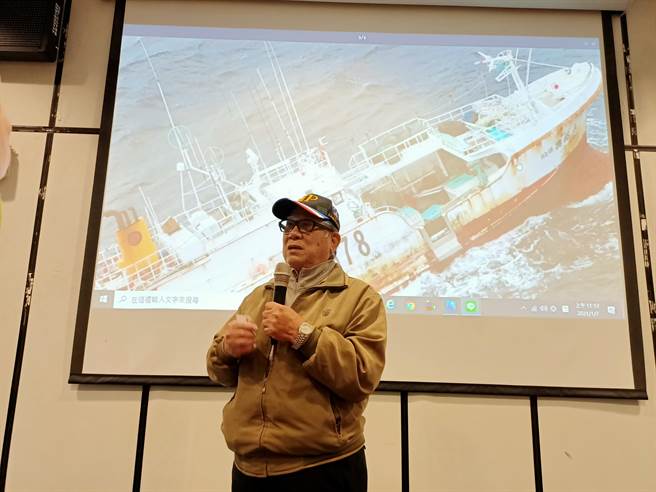  宜蘭縣延繩漁業協會常務理事洪信和表示，透過國搜中心回傳的照片，可確認船上還 有許多存活的船員。（胡健森攝）