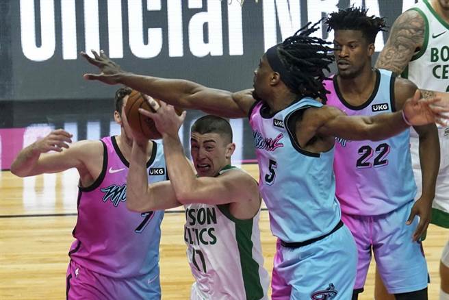 儘管被热火球员层层防守，塞尔提克后卫普利查德仍然奋勇持球突破。(美联社)