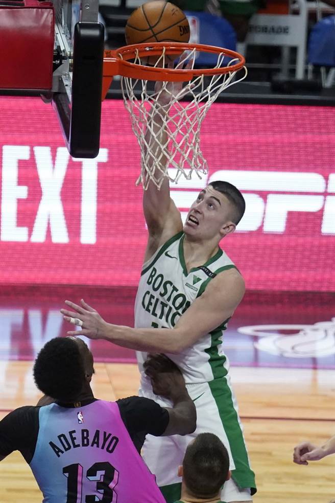 就靠这一投！普利查德投进绝杀球的瞬间被拍了下来。(美联社)