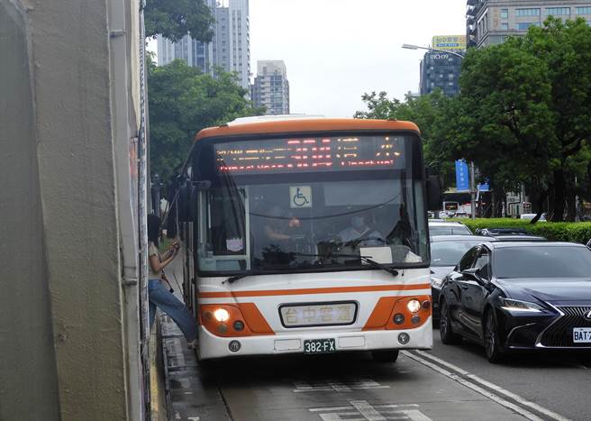台中市雙十公車市民優先於元旦開始實施，嘉惠台中市民搭乘大眾運輸。（陳世宗攝）