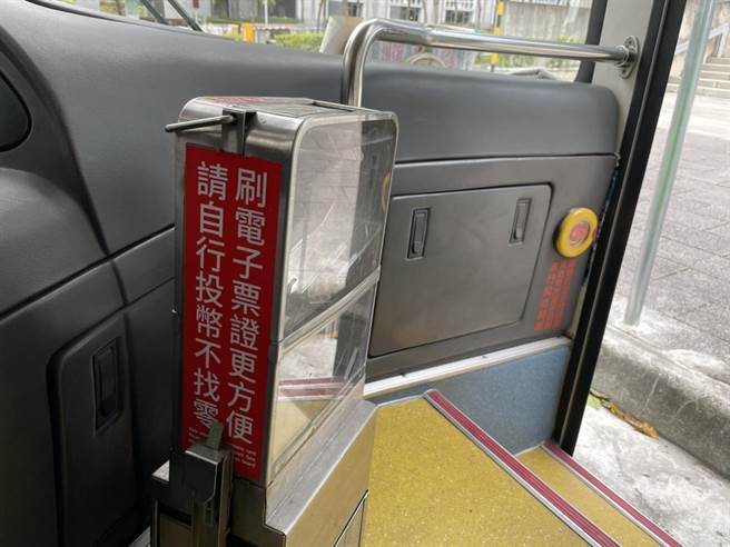 市府交通局強調，非市民持電子票證搭乘公車，上車享5元折扣、全票僅15元優惠，下車再依實際搭乘距離扣款。（陳世宗攝）