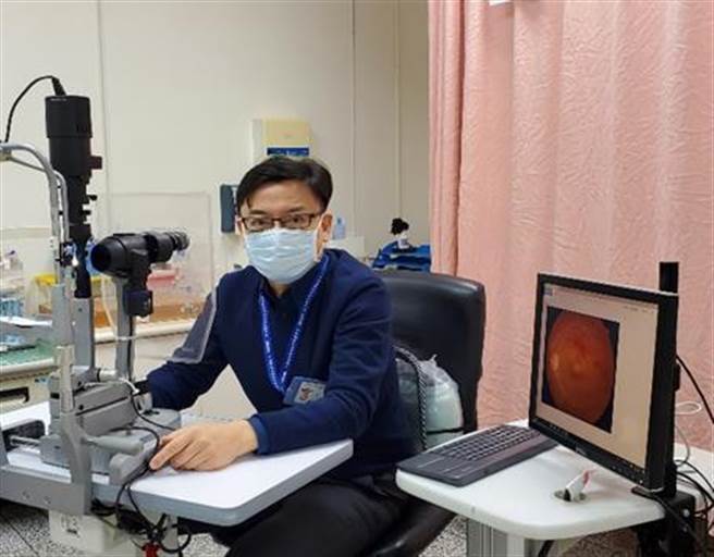 苗栗医院眼科主任梁策提醒，眼中风与脑中风有相当关连性，三高慢性病患应特别注意。（苗栗医院提供／何冠娴苗栗传真）