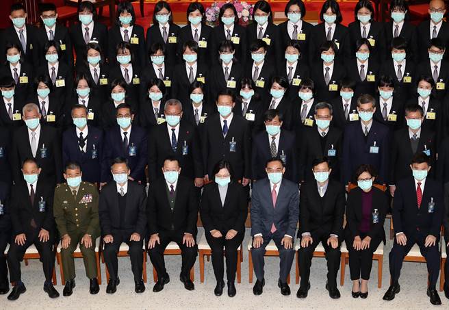 蔡英文总统（前排中）7日出席「法务部调查局第57期调查班结业典礼」，提出三个「务必」作为期许结业学员，并与学员们一起合影。（刘宗龙摄）