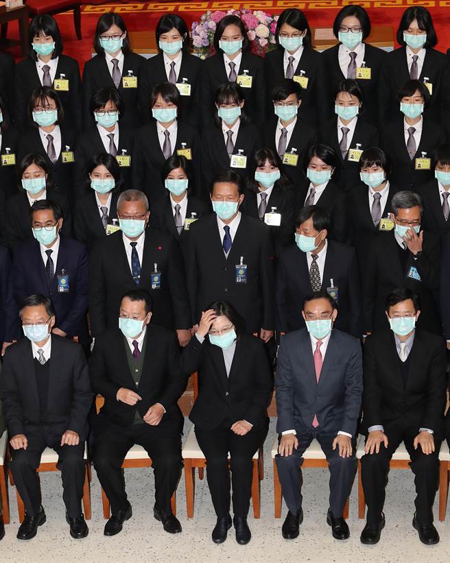 蔡英文总统（前排中）7日出席「法务部调查局第57期调查班结业典礼」，提出三个「务必」作为期许结业学员，并与学员们一起合影。（刘宗龙摄）