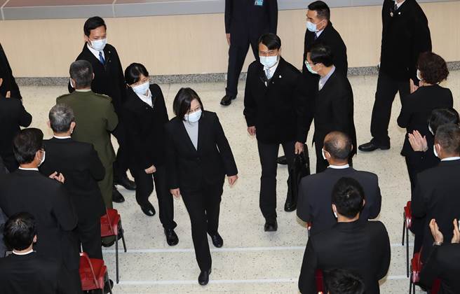 蔡英文总统（中）7日出席「法务部调查局第57期调查班结业典礼」。（刘宗龙摄）