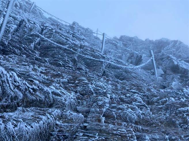 寒流来袭，玉山主峰水气不足，未下雪但出现结霜、雾淞，冬季气氛十足。（玉管处提供／黄立杰南投传真）