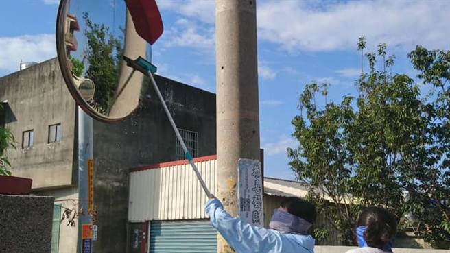 「咪露de澎」21天骑机车擦拭反光镜的公益环岛之旅，共擦拭了19个县市的333面反光镜。（图／翻摄自脸书）