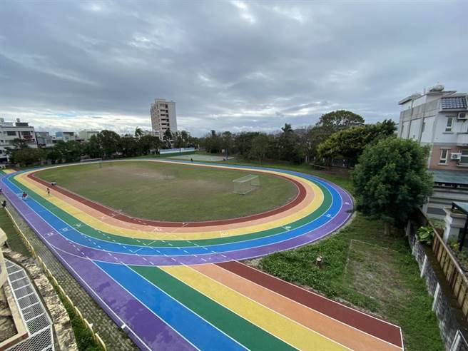 花莲化仁国小日前申请经费重整PU跑道，并分别将6道跑道漆上不同顏色缤纷校园，是花莲首间拥有「彩虹跑道」的校园。（罗亦晽摄）