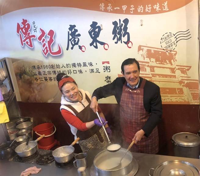 关心「莱猪」问题的前总统马英九，在金门老街的广东粥店小露一手。（民眾提供）