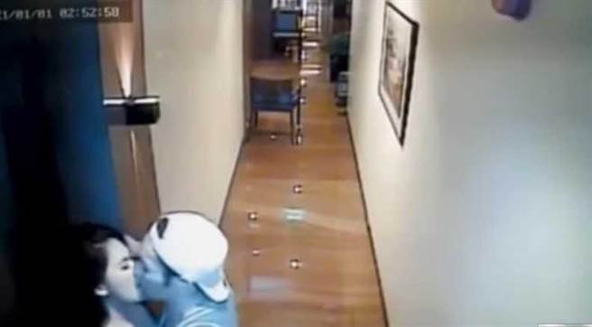菲籍空姐生前最後畫面曝光，曾在走廊與一名男子激吻。（圖／翻攝自YouTube／Racrac Hermano）