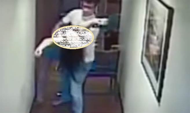 菲籍空姐幾小時後，無意識被一名男子抱住，猶如「運屍」。（圖／翻攝自youtube畫面）