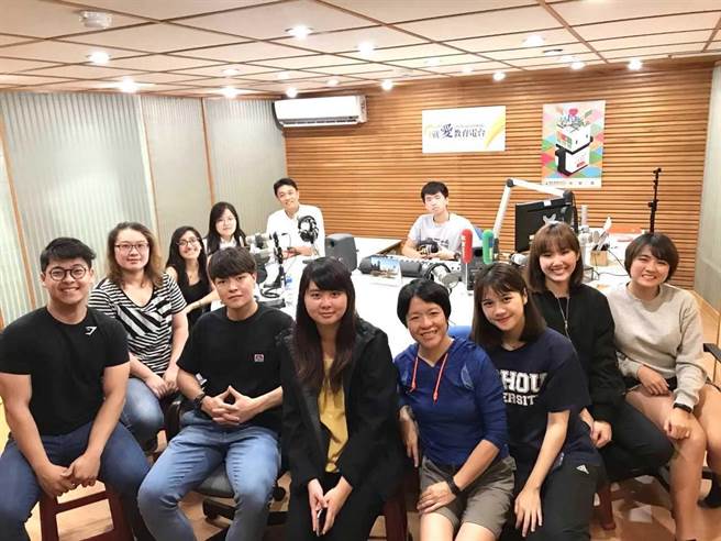 义守大学携手教育广播电台合作推出的《义起大声说 I-Shou Let It Show》全英语广播节目，由学生担任主持人。(义守大学提供／李侑珊台北传真)